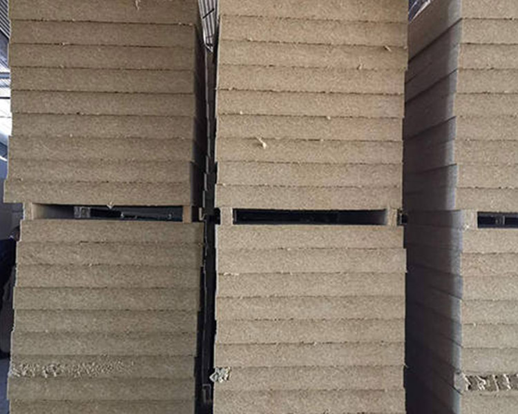 鑫富利保温材料公司告诉您，岩棉板的制作工艺流程要点？